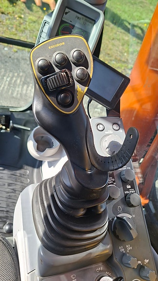 Hitachi ZX210LC-6 18 of 22