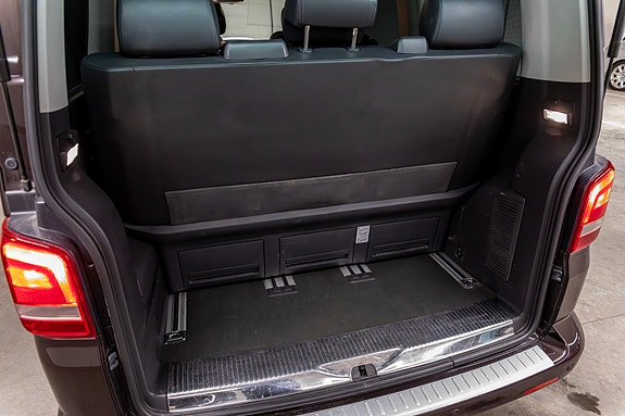 Volkswagen Multivan 13 of 30