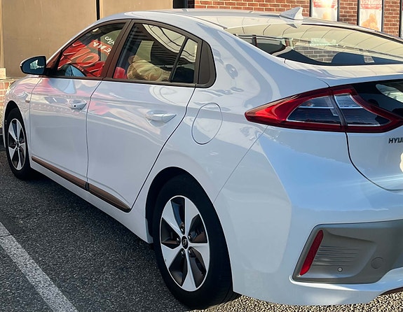 Hyundai IONIQ 3 of 8