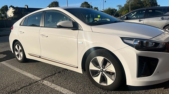 Hyundai IONIQ 2 of 8