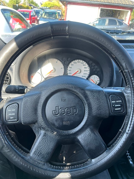 Jeep Cherokee 10 of 12