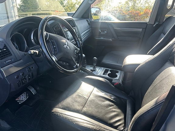 Mitsubishi Pajero 10 of 24