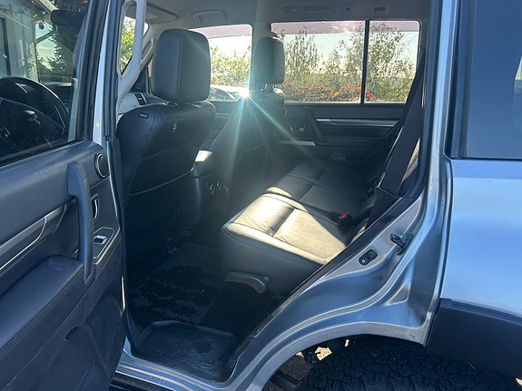 Mitsubishi Pajero 8 of 24