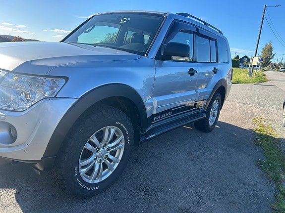 Mitsubishi Pajero 2 of 24