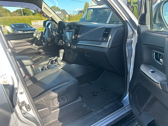 Mitsubishi Pajero 7 of 24