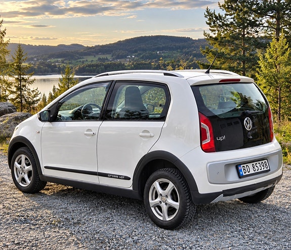 Volkswagen UP! 3 of 9