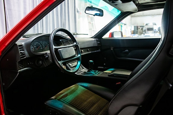 Porsche 944 21 of 30
