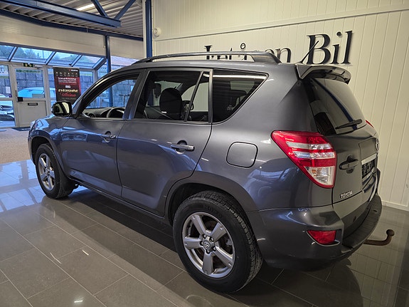 Toyota RAV4 3 of 23