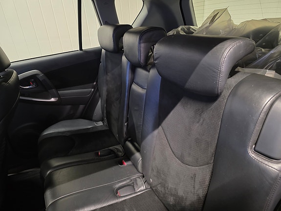 Toyota RAV4 7 of 23