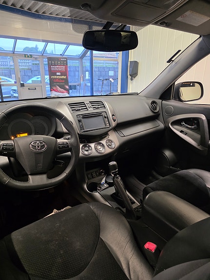 Toyota RAV4 9 of 23