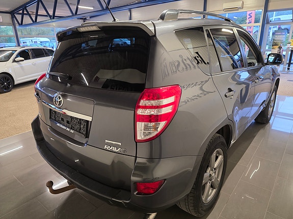 Toyota RAV4 4 of 23