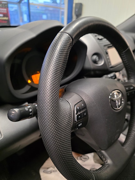Toyota RAV4 12 of 23