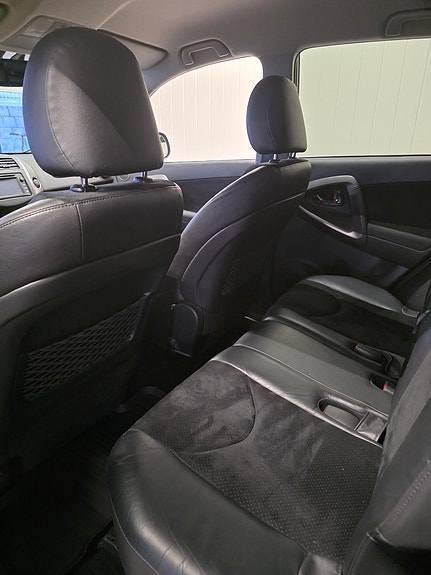 Toyota RAV4 8 of 23