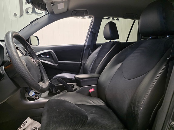 Toyota RAV4 10 of 23