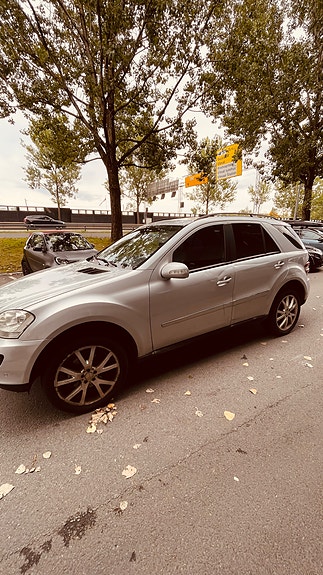Mercedes-Benz ML320 2 of 21