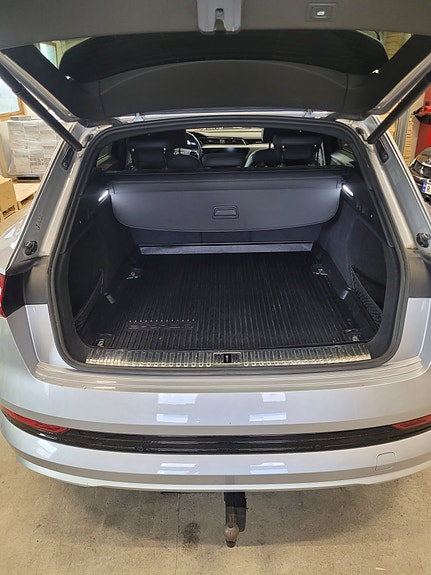 Audi e-tron 8 of 16