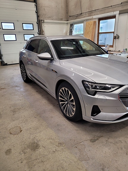 Audi e-tron 4 of 16