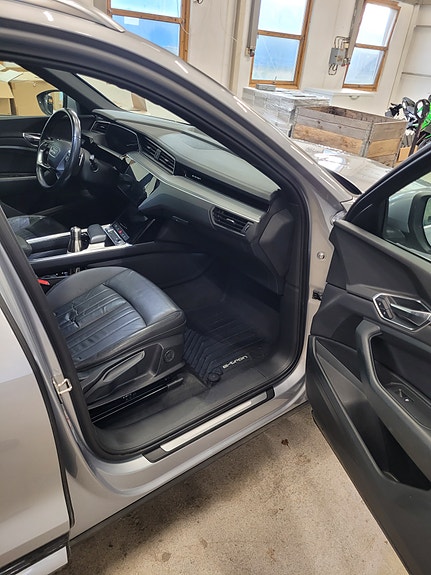 Audi e-tron 12 of 16