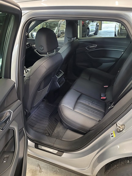 Audi e-tron 9 of 16