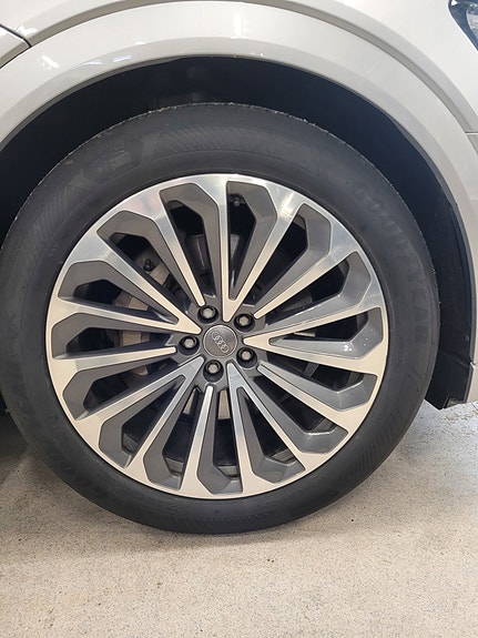 Audi e-tron 13 of 16