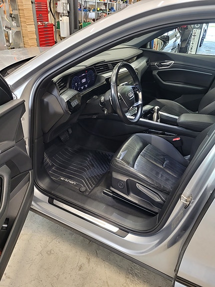 Audi e-tron 7 of 16