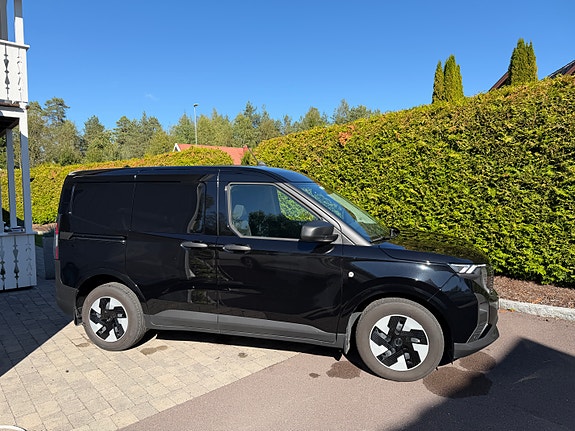 Ford E-Transit Courier 2 of 8