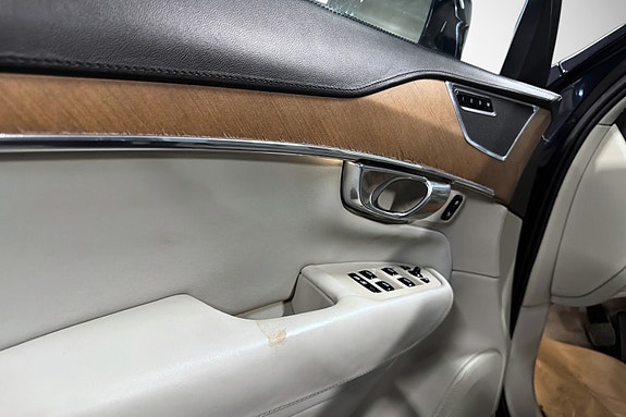 Volvo XC90 26 of 30
