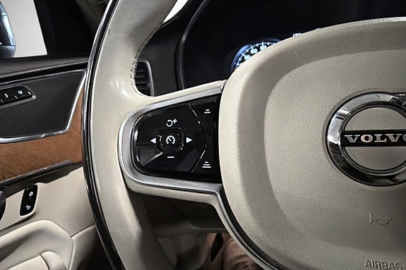 Volvo XC90 16 of 30