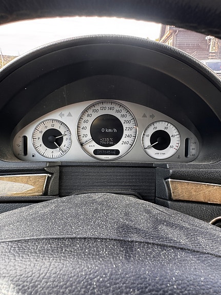 Mercedes-Benz E220 d 2 of 6