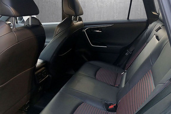 Toyota RAV4 Plug-in Hybrid 13 of 20