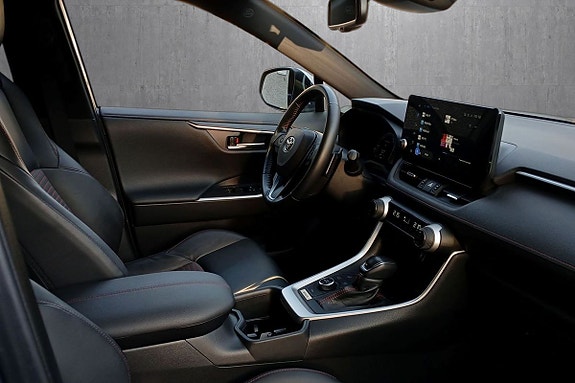 Toyota RAV4 Plug-in Hybrid 18 of 20