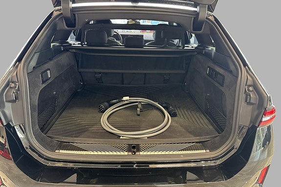 BMW i5 18 of 21