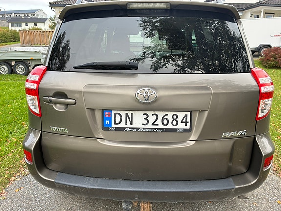 Toyota RAV4 4 of 11