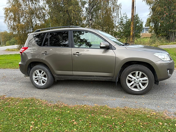 Toyota RAV4 3 of 11