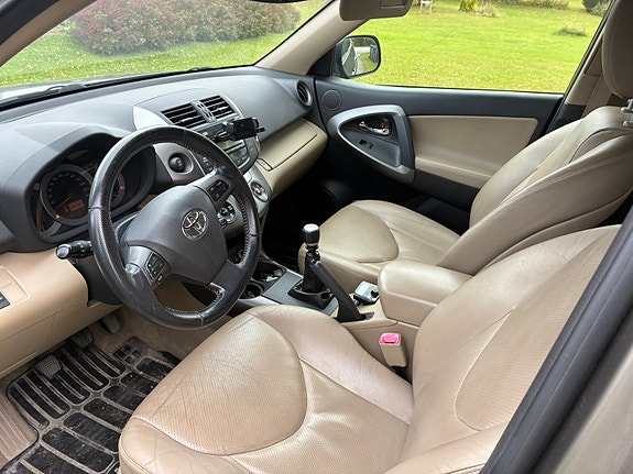 Toyota RAV4 7 of 11