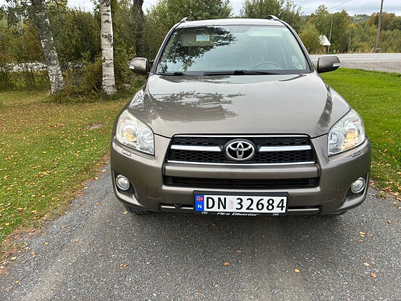 Toyota RAV4 2 of 11