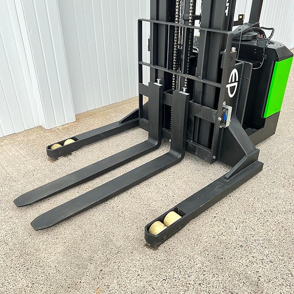 EP ES18-40WA - Elektrisk palle stabler med 1800 KG kapasitet og stor lysåpning (117 CM) mellom støtte bena. Perfekt for de som har behov for en stabler som gjør mer enn å bare flytte enkle paller. 3 of 3