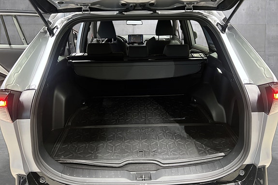 Toyota RAV4 Plug-in Hybrid 18 of 21