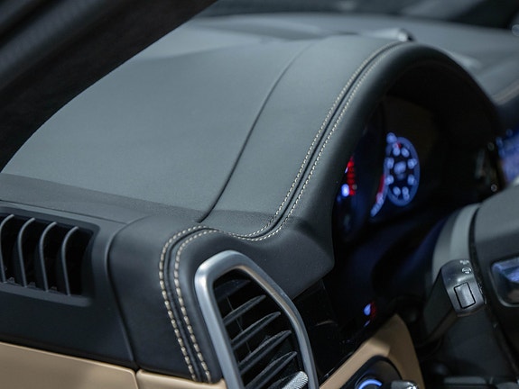 Porsche Cayenne 10 of 30