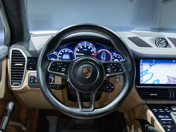 Porsche Cayenne 16 of 30