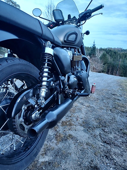 Triumph Bonneville T100 Black 3 of 4