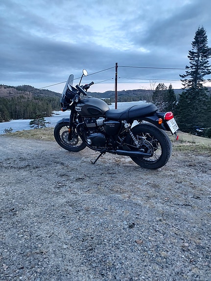 Triumph Bonneville T100 Black 2 of 4
