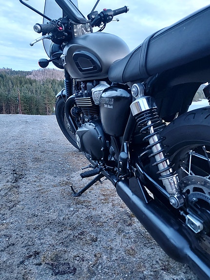 Triumph Bonneville T100 Black 4 of 4