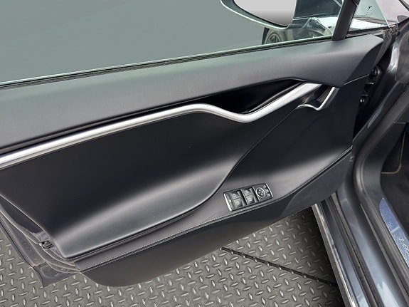 Tesla Model S 17 of 30