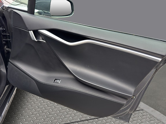 Tesla Model S 23 of 30