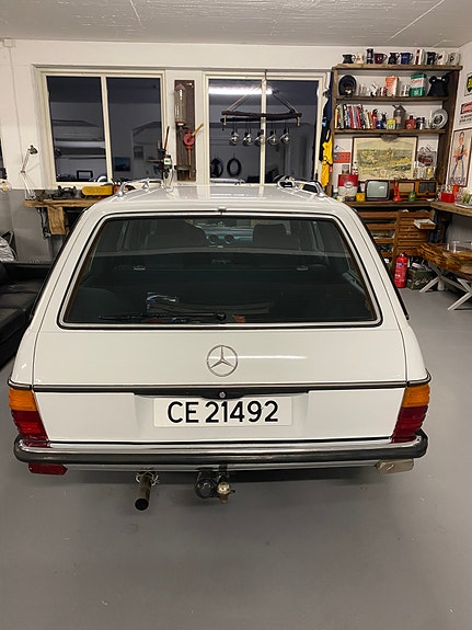 Mercedes-Benz 200 21 of 30