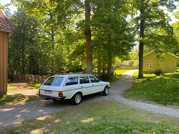Mercedes-Benz 200 28 of 30