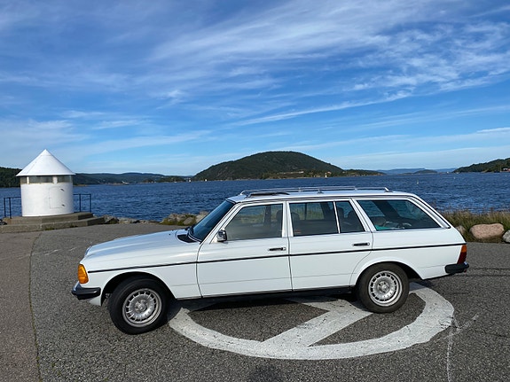 Mercedes-Benz 200 2 of 30