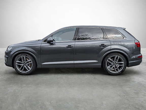 Audi Q7 2 of 23