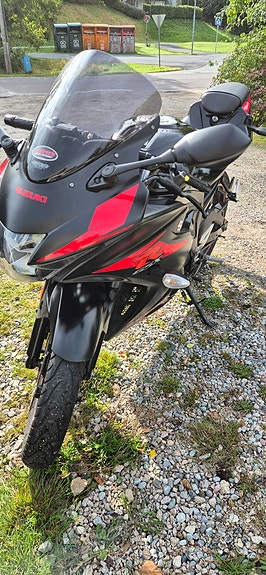 Suzuki GSX-R 125 2 of 8